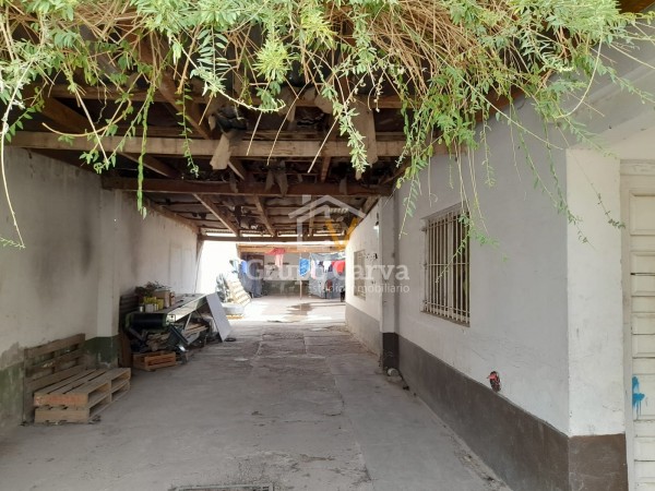 Casa con local comercial