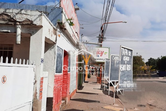 Casa con local comercial